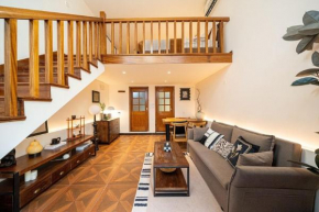 Shanghai Hills & Well-time MCM Family B&B with Terrace Near Line2 Jing'an Temple